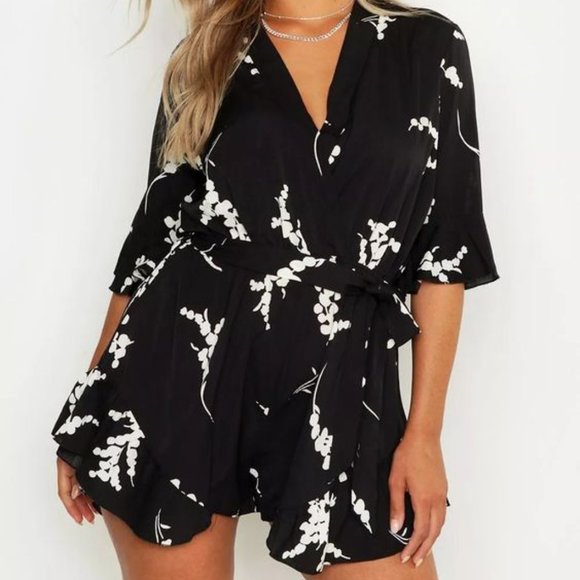 Boohoo Pants - NWT Boohoo PLUS ABSTRACT FLORAL PRINT RUFFLE TIE ROMPER size 18